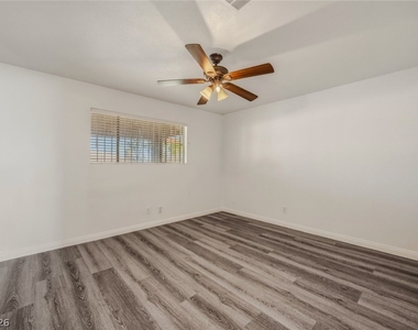 6760 W Oakey Boulevard - Photo Thumbnail 32