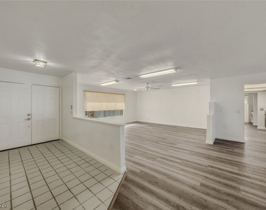 6760 W Oakey Boulevard - Photo Thumbnail 4