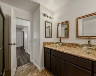 6760 W Oakey Boulevard - Photo Thumbnail 35