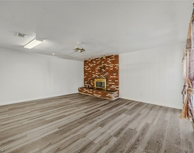 6760 W Oakey Boulevard - Photo Thumbnail 16