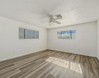 6760 W Oakey Boulevard - Photo Thumbnail 24