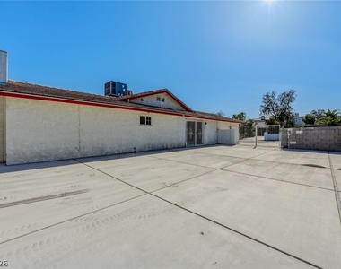 6760 W Oakey Boulevard - Photo Thumbnail 38