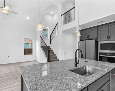 2410 Thavie Street - Photo Thumbnail 32