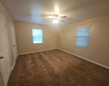 6419 Onyx Drive N - Photo Thumbnail 9