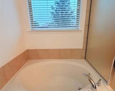 305 Rustic Oak Lane - Photo Thumbnail 9