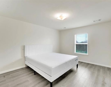 170 Kennedy Drive - Photo Thumbnail 7