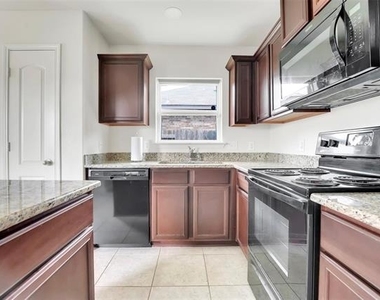 170 Kennedy Drive - Photo Thumbnail 4