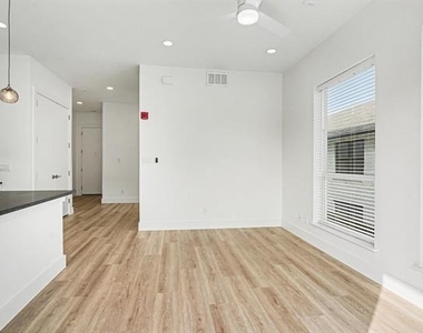 2217 N Fitzhugh Avenue - Photo Thumbnail 13