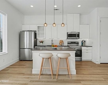 2217 N Fitzhugh Avenue - Photo Thumbnail 8