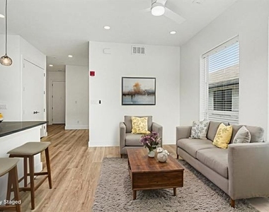 2217 N Fitzhugh Avenue - Photo Thumbnail 6