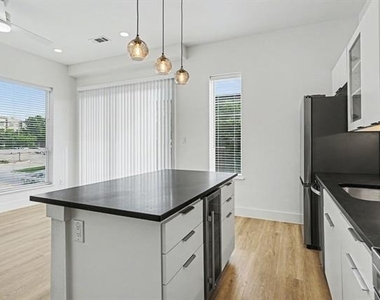 2217 N Fitzhugh Avenue - Photo Thumbnail 16