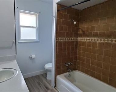 2404 Louise Street - Photo Thumbnail 8