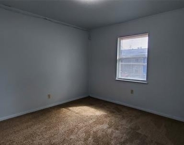 2404 Louise Street - Photo Thumbnail 10