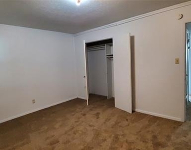 2404 Louise Street - Photo Thumbnail 7