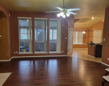 7913 Salzburg Drive - Photo Thumbnail 4
