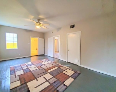 2223 N Locust Street - Photo Thumbnail 16