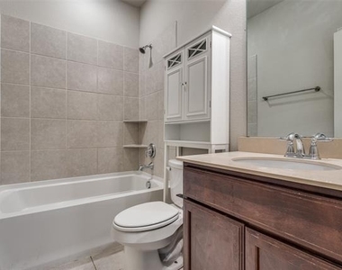 917 Jamesville Lane - Photo Thumbnail 12