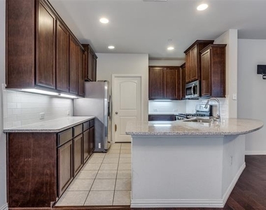 917 Jamesville Lane - Photo Thumbnail 4