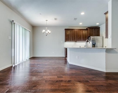 917 Jamesville Lane - Photo Thumbnail 3