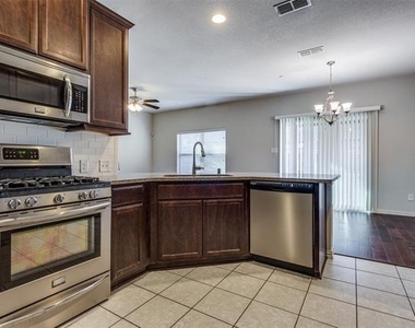 917 Jamesville Lane - Photo Thumbnail 5