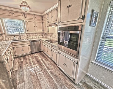 542 Wildewood Drive - Photo Thumbnail 8