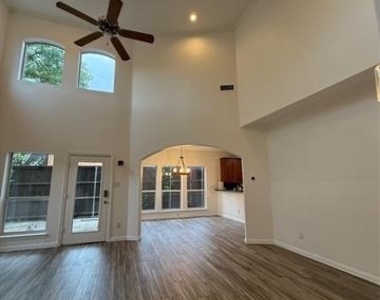 5735 Richmond Avenue - Photo Thumbnail 21