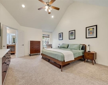 5735 Richmond Avenue - Photo Thumbnail 10