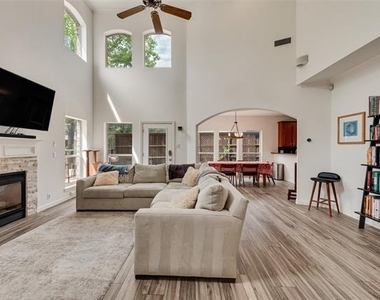 5735 Richmond Avenue - Photo Thumbnail 2