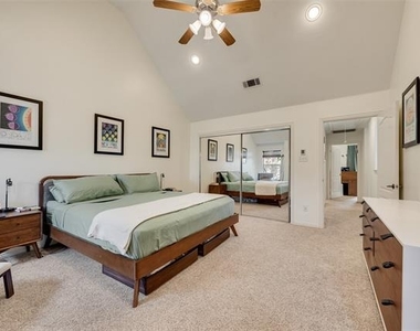 5735 Richmond Avenue - Photo Thumbnail 9