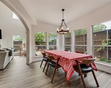 5735 Richmond Avenue - Photo Thumbnail 4