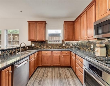 5735 Richmond Avenue - Photo Thumbnail 6