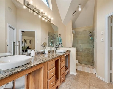 5735 Richmond Avenue - Photo Thumbnail 12