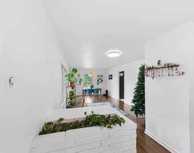 2137 Lenamon Street - Photo Thumbnail 3