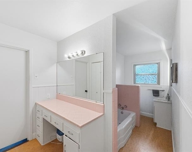 2137 Lenamon Street - Photo Thumbnail 6