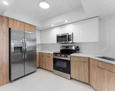 2425 Presidential Way - Photo Thumbnail 3