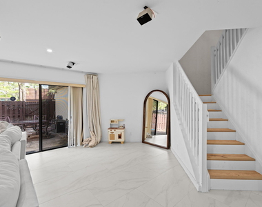 111 Weybridge Circle - Photo Thumbnail 12