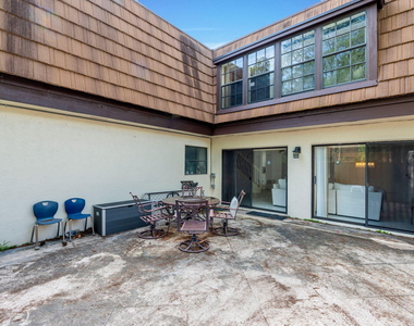 111 Weybridge Circle - Photo Thumbnail 7