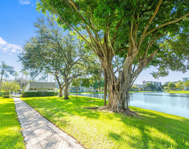 2226 N Cypress Bend Drive - Photo Thumbnail 9