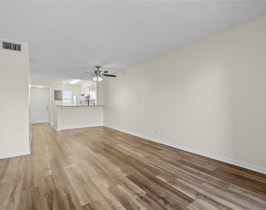2226 N Cypress Bend Drive - Photo Thumbnail 4