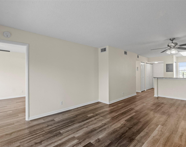 2226 N Cypress Bend Drive - Photo Thumbnail 5