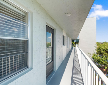 2226 N Cypress Bend Drive - Photo Thumbnail 12