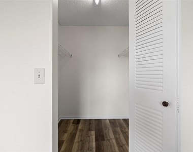 2226 N Cypress Bend Drive - Photo Thumbnail 6