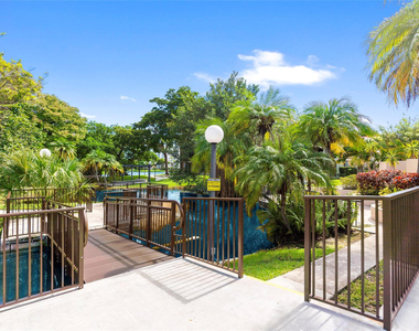 2226 N Cypress Bend Drive - Photo Thumbnail 22