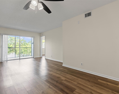 2226 N Cypress Bend Drive - Photo Thumbnail 3