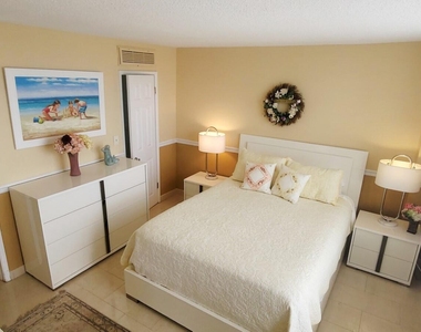1051 Hillsboro Mile - Photo Thumbnail 10