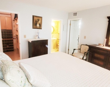 1051 Hillsboro Mile - Photo Thumbnail 9