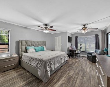 2200 S Cypress Bend Drive - Photo Thumbnail 18