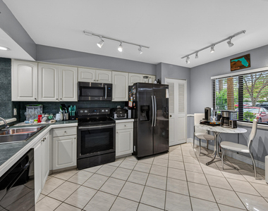 2200 S Cypress Bend Drive - Photo Thumbnail 7