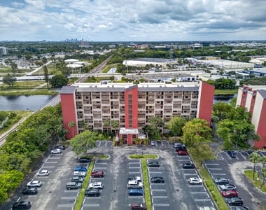 2200 S Cypress Bend Drive - Photo Thumbnail 32