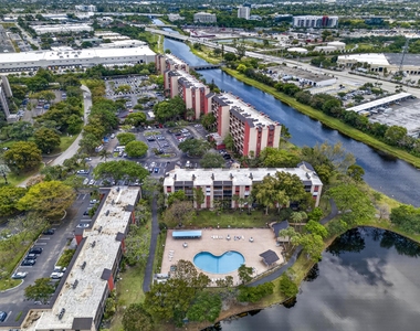 2200 S Cypress Bend Drive - Photo Thumbnail 34